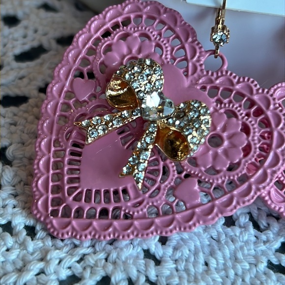 Gorgeous Betsey Johnson Light Pink Doily & Gold jeweled Bow Earrings Valentines - Picture 2 of 5